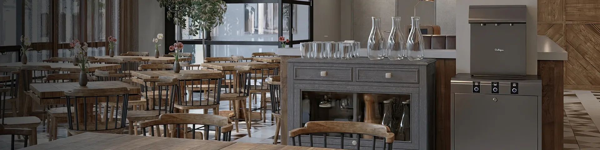 Waterdispenser in een restaurant met houten stoelen