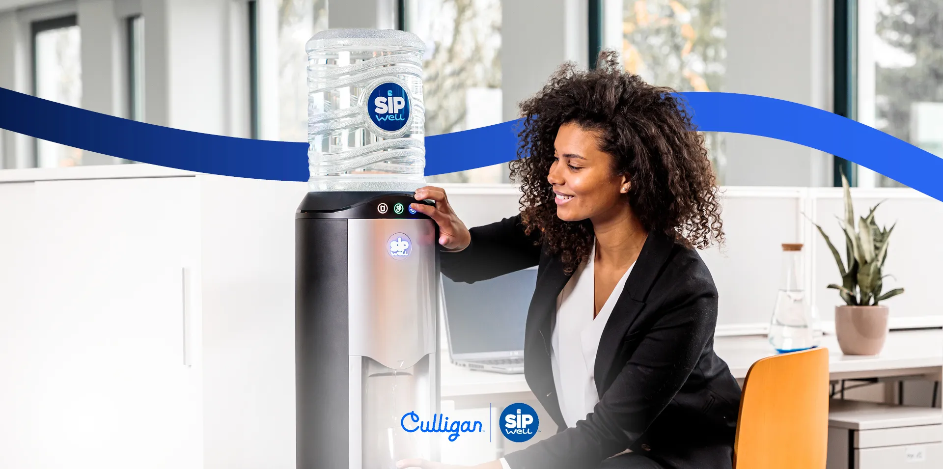 Vrouw tapt water uit Culligan flessenkoeler op kantoor